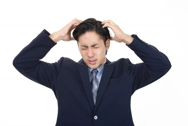仕事ができない人にイライラする様子