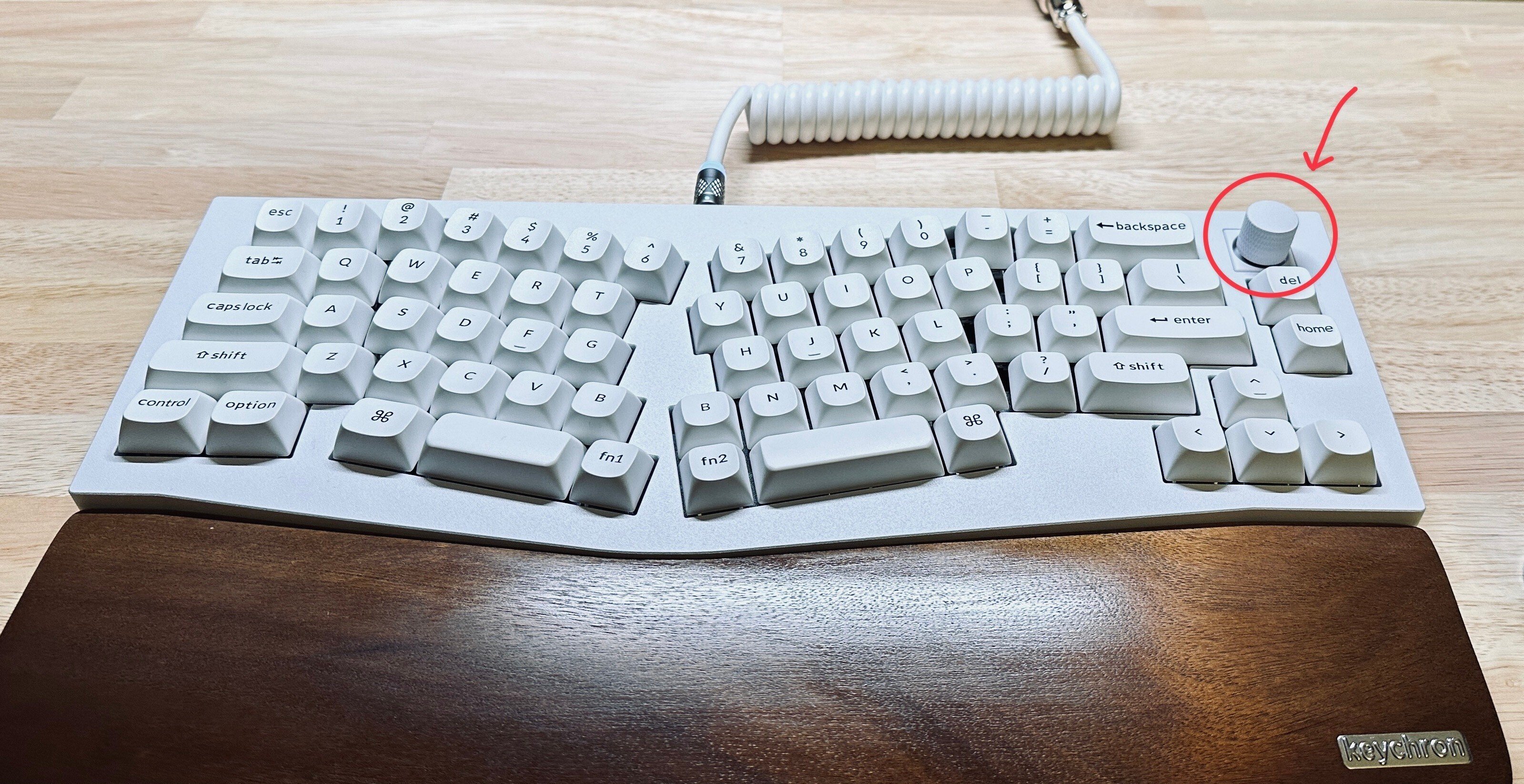 ハの字型になっているから打ちやすい!「Keychron Q8 ハの字型になっているから打ちやすい!「Keychron Q8