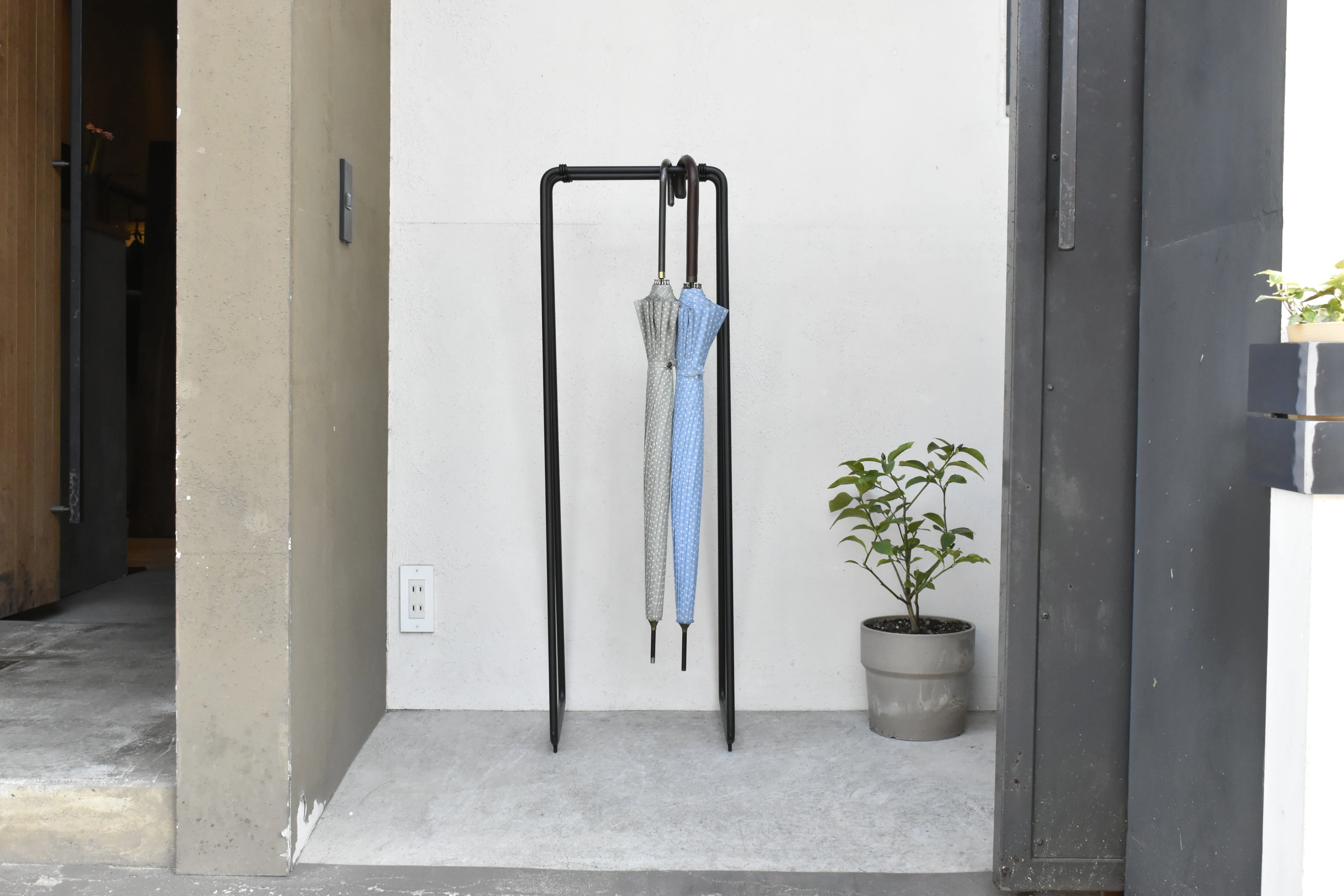 You obsessed over that? An umbrella hanger made to look like a