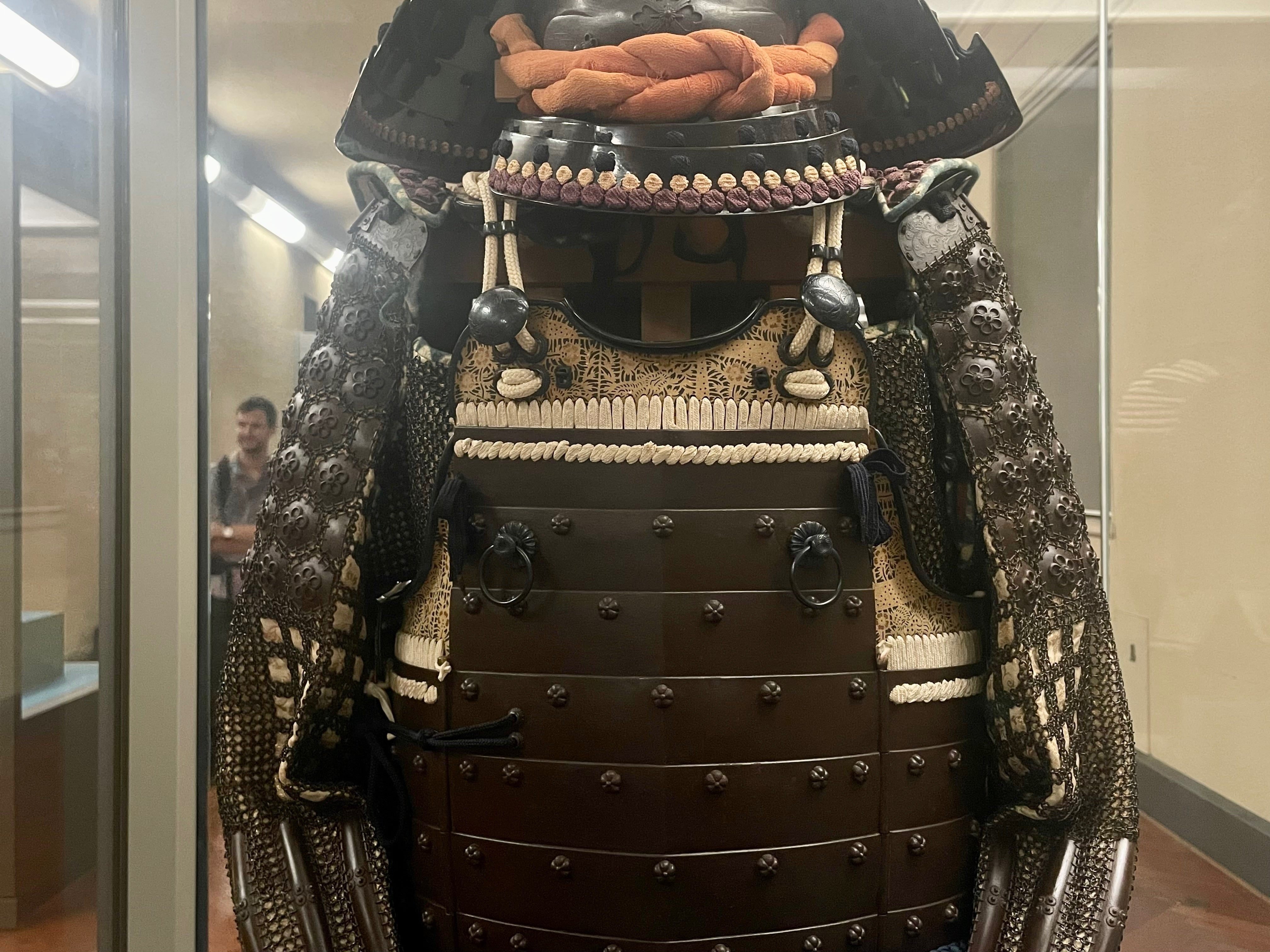 鎧、甲冑、刀剣、兜 鉄錆地縦矧五枚胴胸取具足（兜）／ホームメイト