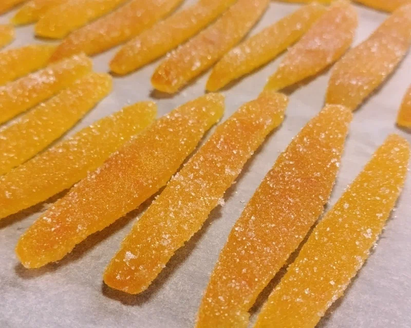 柑橘類の皮の砂糖漬けを乾燥させた菓子を甘夏の皮で作りたいので作った