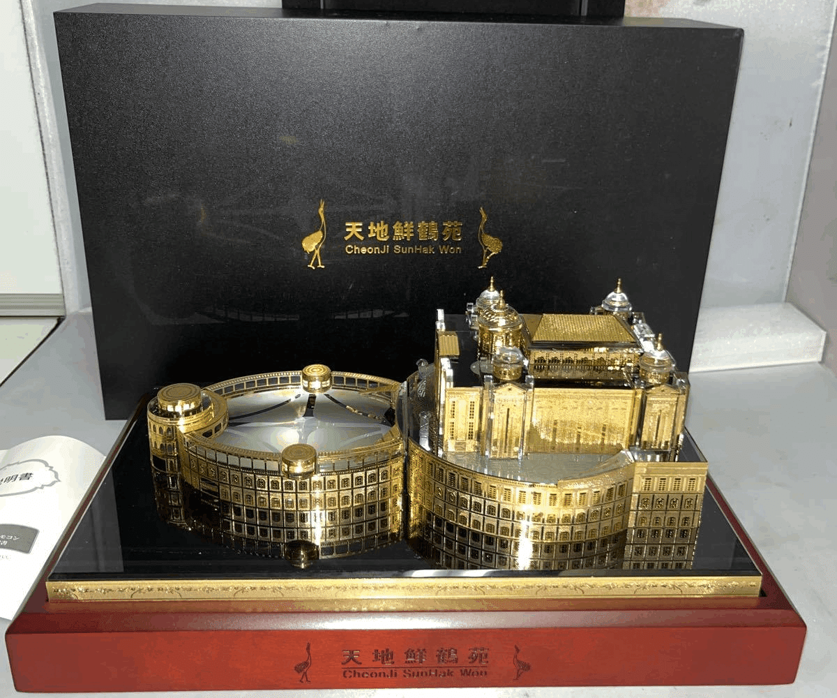 金獅子頭 獅子 獅子舞 金色 金属工芸品 玄関飾り 和室 茶室　木製台付 金獅子頭 獅子 獅子舞 金色 金属工芸品 玄関飾り 和室 茶室 木製