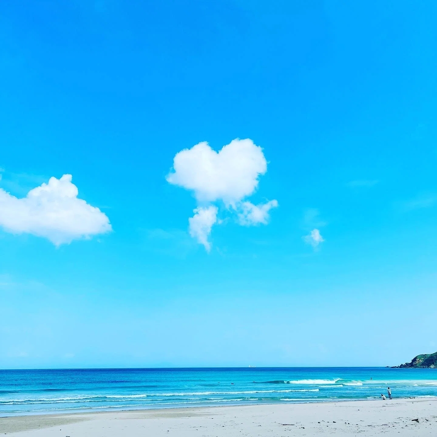 ハート雲と赤い鳥居と白砂ビーチ｜えりりん