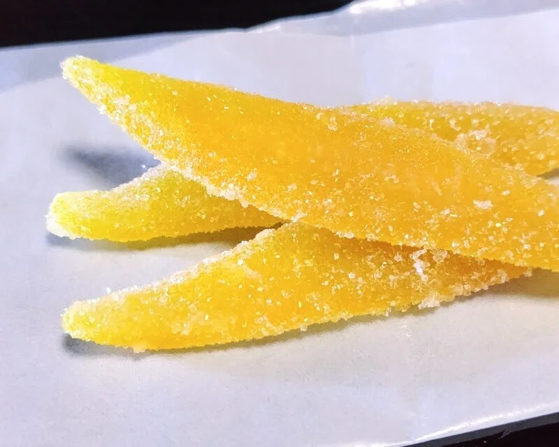 柑橘類の皮の砂糖漬けを乾燥させた菓子を甘夏の皮で作りたいので作った
