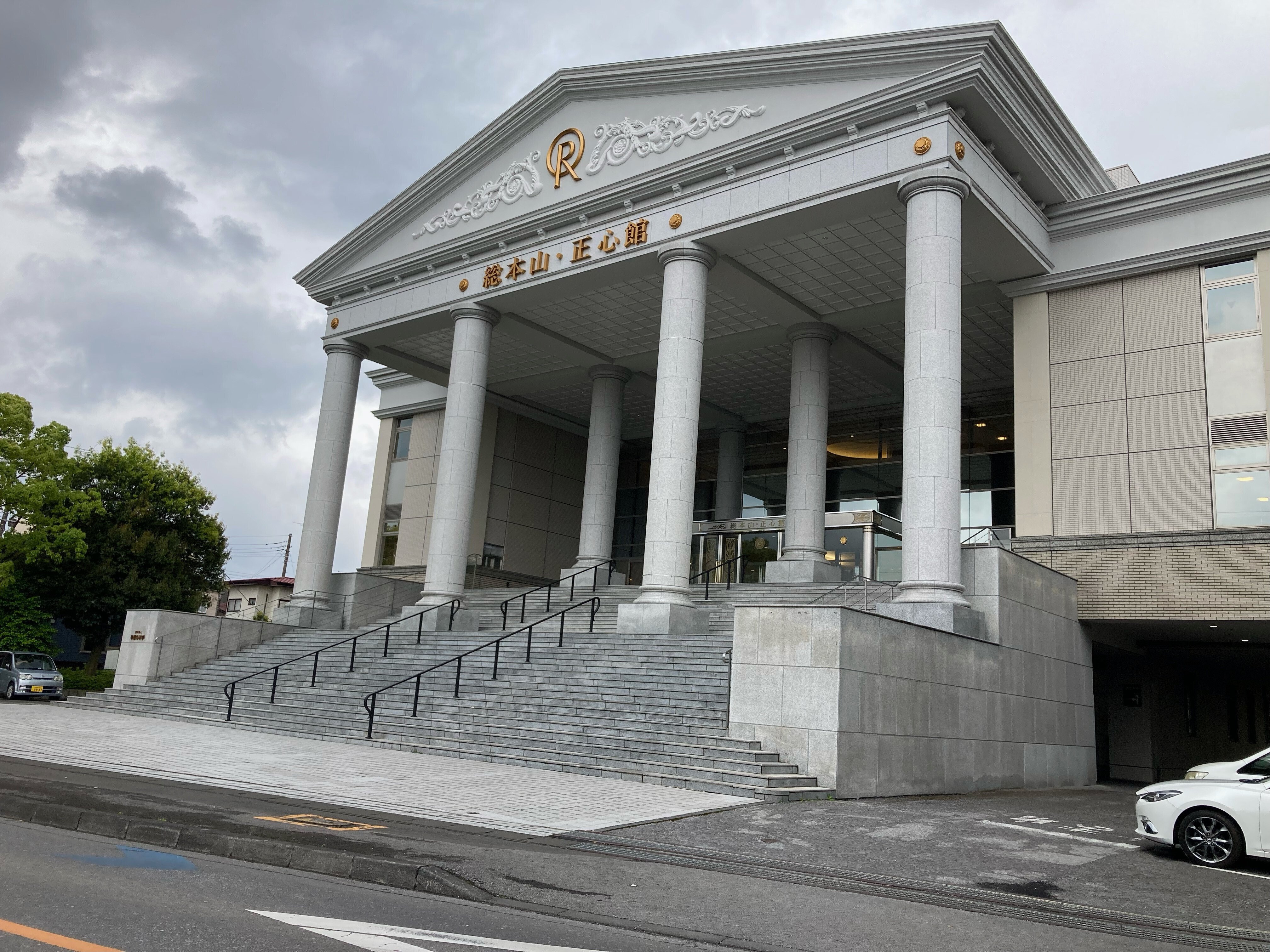 新興宗教「幸福の科学」総本山 正心館に行ってみた。｜potoshi