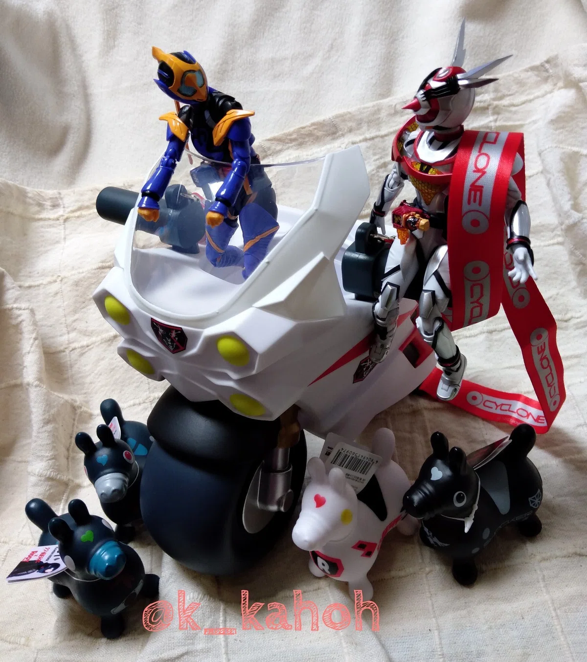 ※実際には仮面ライダーリバイスという作品のジャンヌとアギレラというライダーのフィギュアです