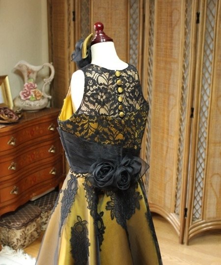 背後のデザイン くるみボタンのドレス