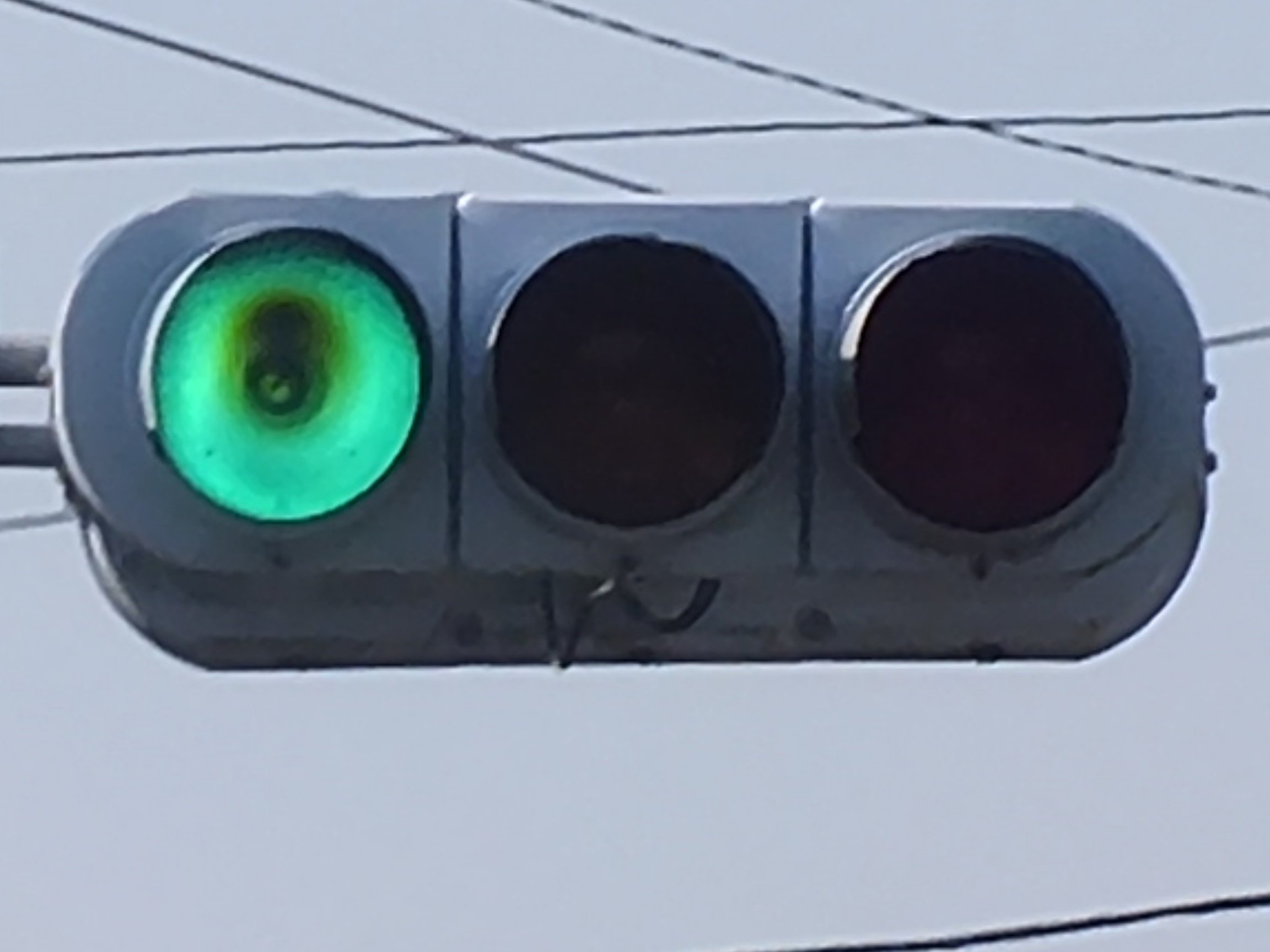 青だけレンズが焼けている信号電材厚型多眼レンズの押ボタン式信号 in