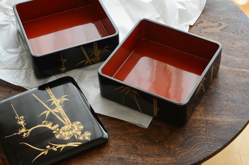 漆塗りのお重です 胴張三段重箱 溜内朱 5.5寸 木製 漆塗りお重箱 漆器の井助