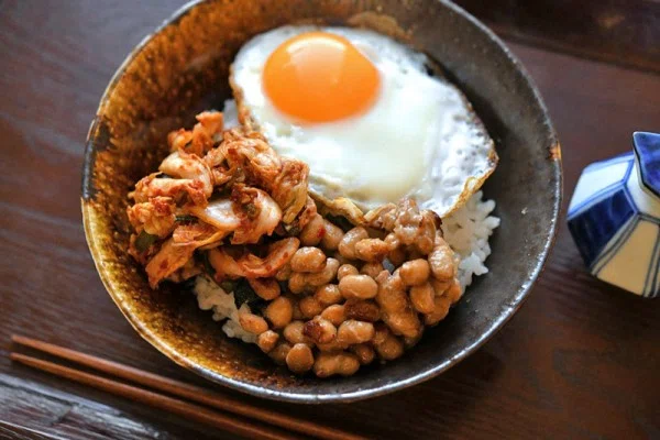 焼き納豆＆キムチの目玉焼き丼！香ばし温かいのが最高。｜白ごはん.com