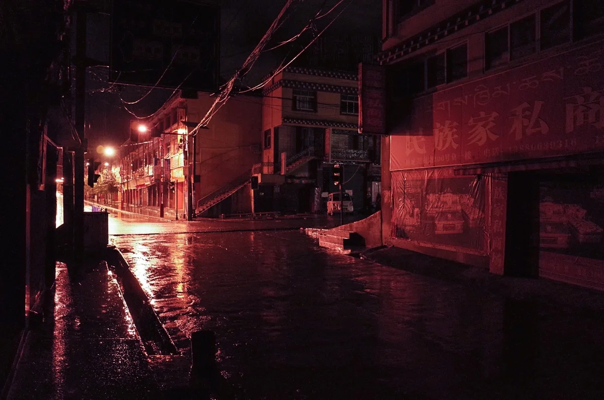 夜明け前の雨降る町