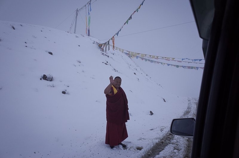 雪の中の僧侶
