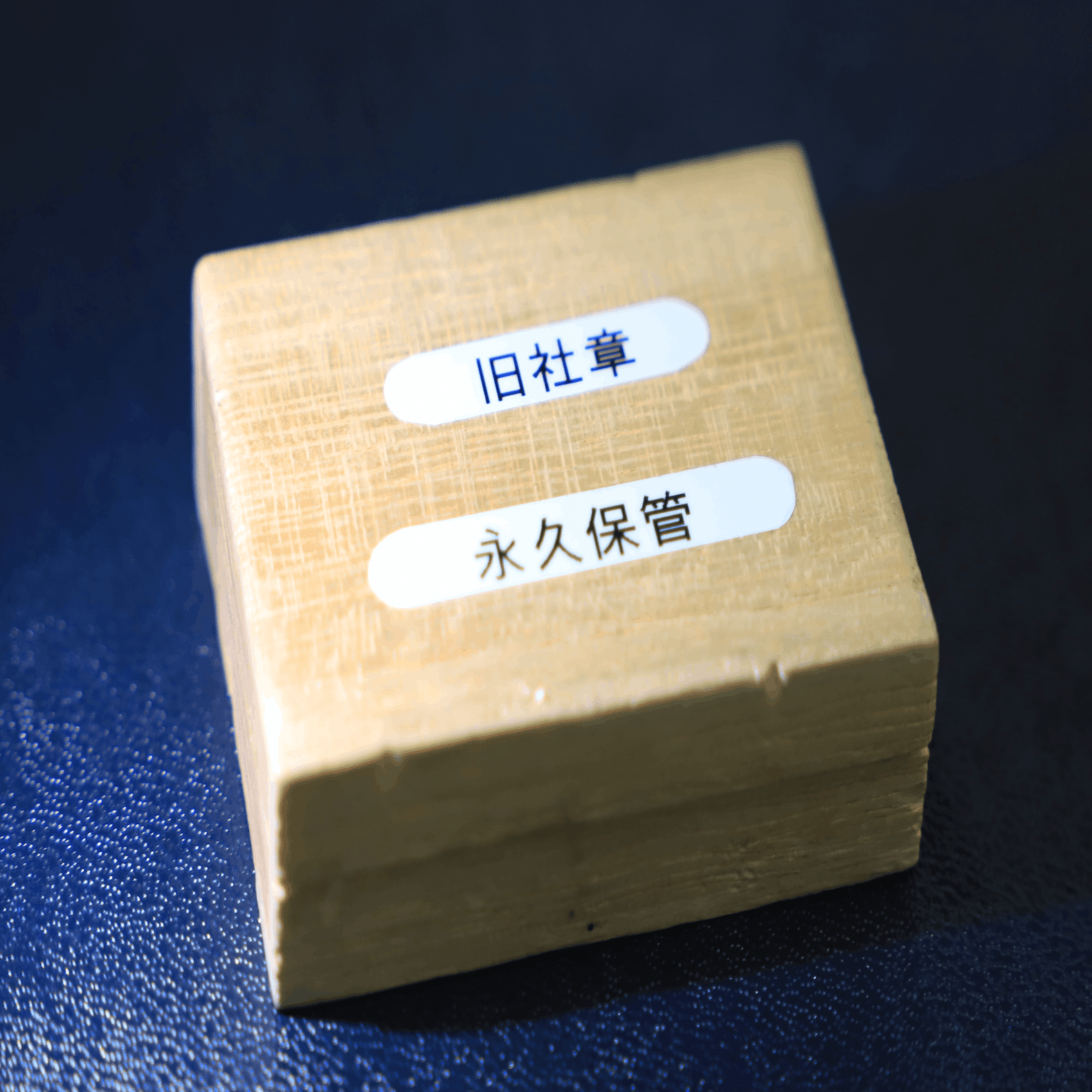 超希少　1980年代旧ロゴ　ミノルタ社章 キラリと左胸に輝く社章、マークに込められた歴代の想いとは。｜海の音