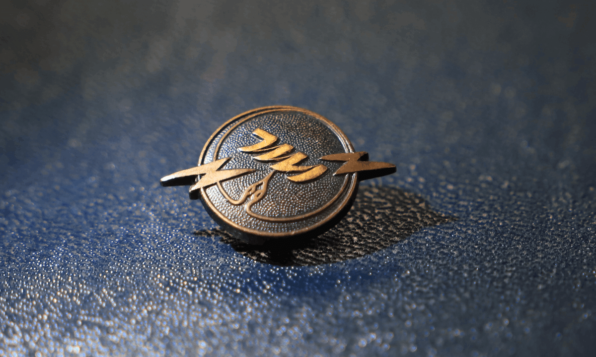 キラリと左胸に輝く社章、マークに込められた歴代の想いとは。｜海の音