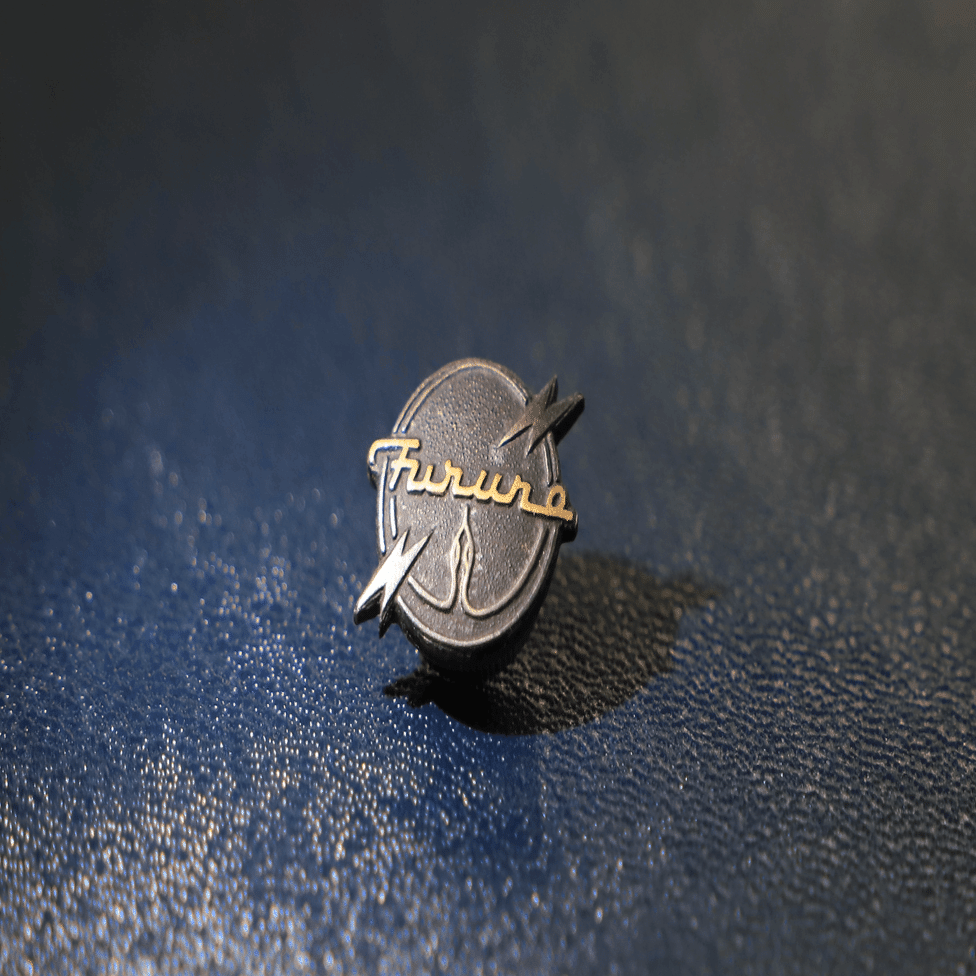 キラリと左胸に輝く社章、マークに込められた歴代の想いとは。｜海の音