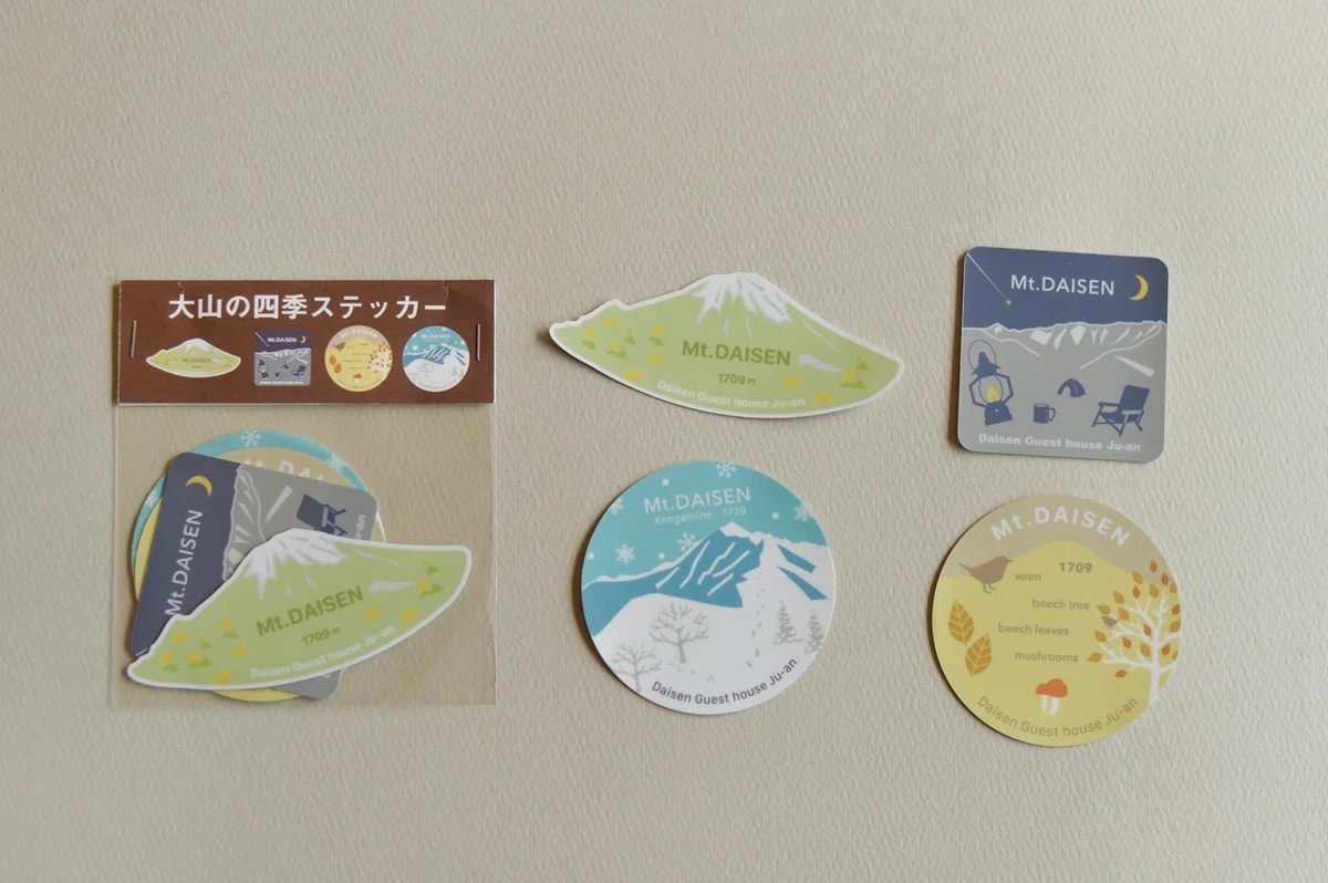 大山の四季を感じるオリジナルステッカーの製作を担当しました。｜くらしアトリエ(地域と暮らしの発信）