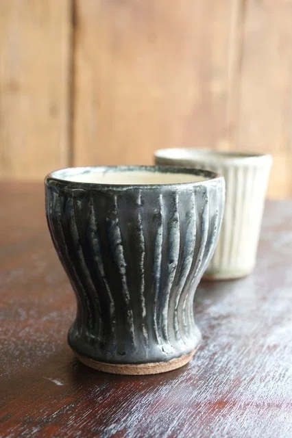 平山元康 作陶展』より湯呑みと土瓶。｜くらしのギャラリー