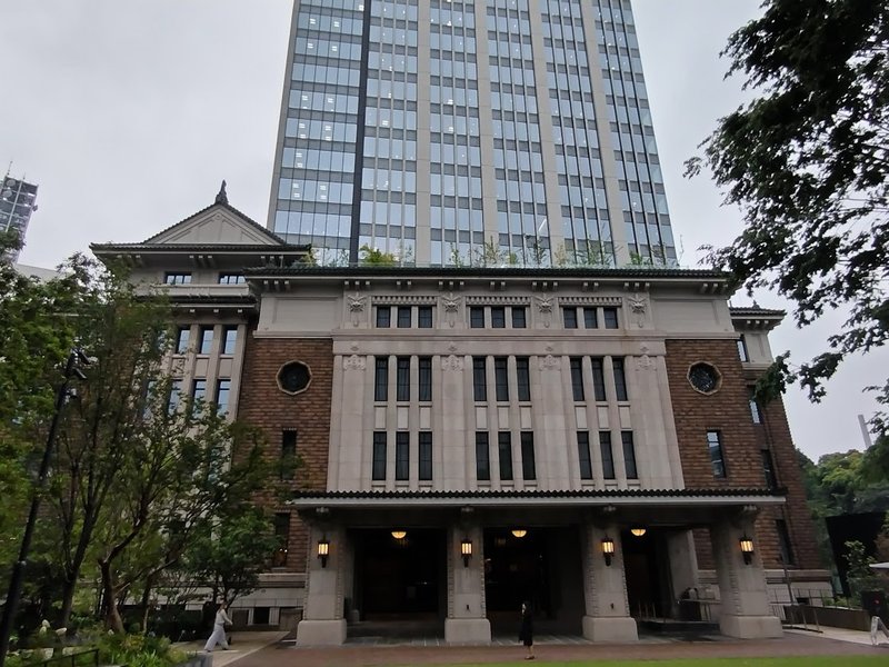 東日本大震災で都内で死者が出た施設　帝冠様式―戦前は国威発揚をする建物だった　古い建物はリニューアルされ　中を行きかうのは　新しい人たちである　古いふるい人は　もうその空気にはなじめないのだ