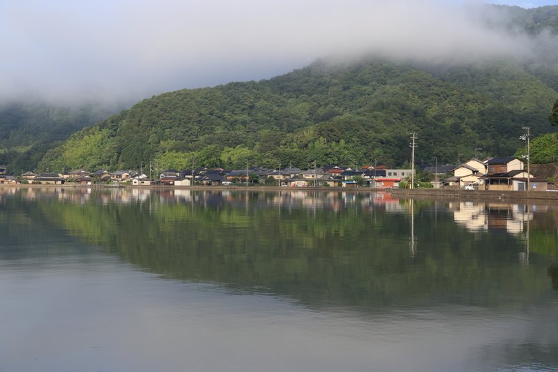 舞鶴湾の奥深くは、湖のように静かです。海辺の村のシンメトリーが美しい。