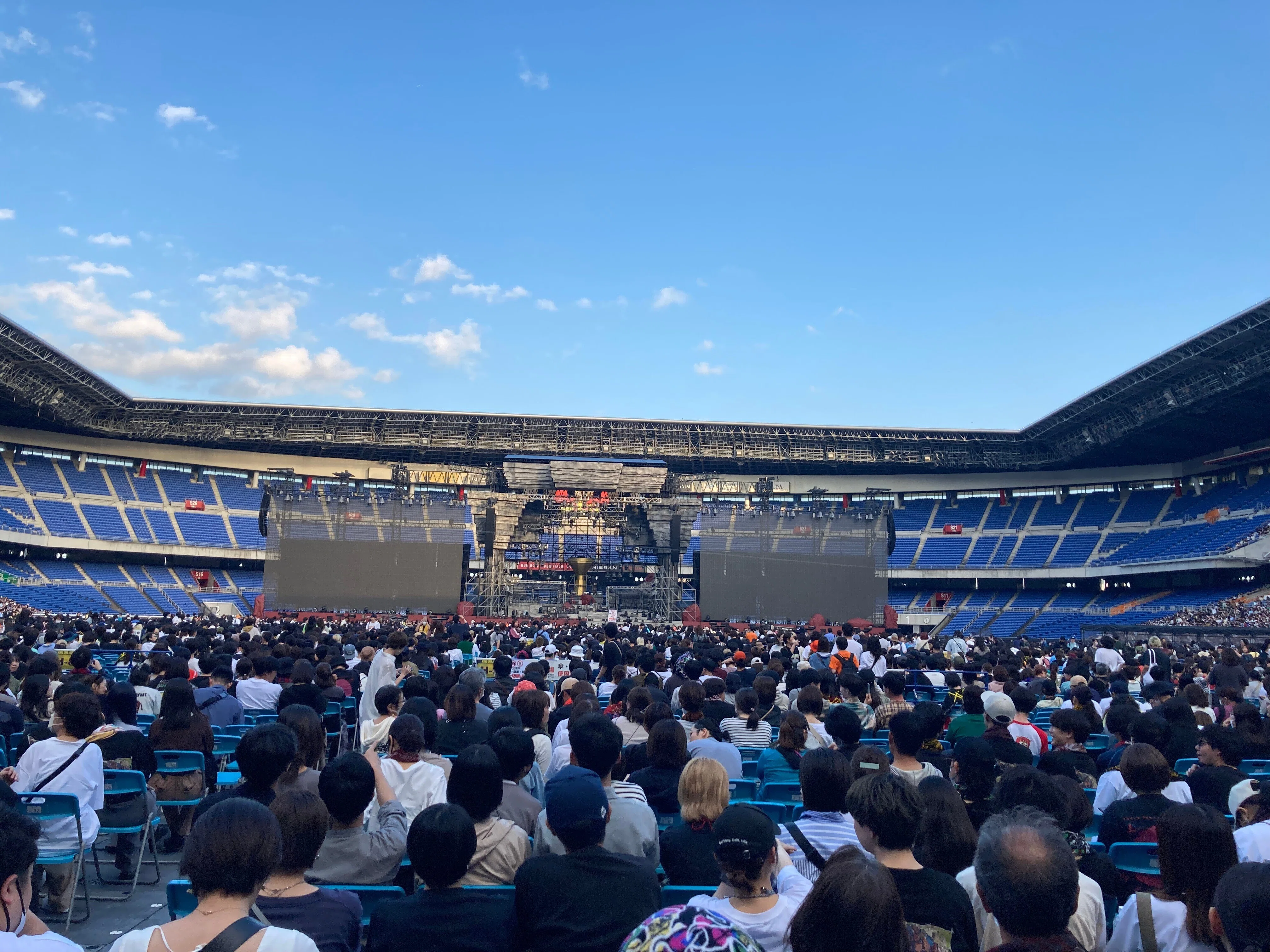 ManDVD スタジアムライブ King Gnuのライブで、生の歌声とパフォーマンスに心奪われた話｜moe