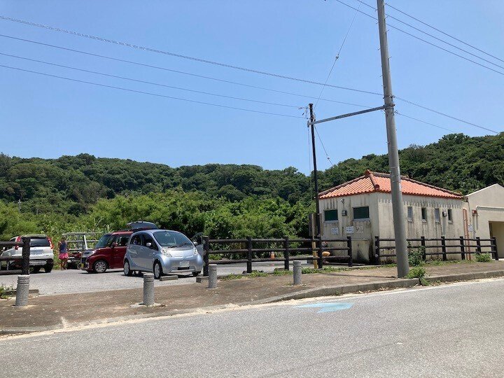 浜比嘉ビーチに隣接した駐車場