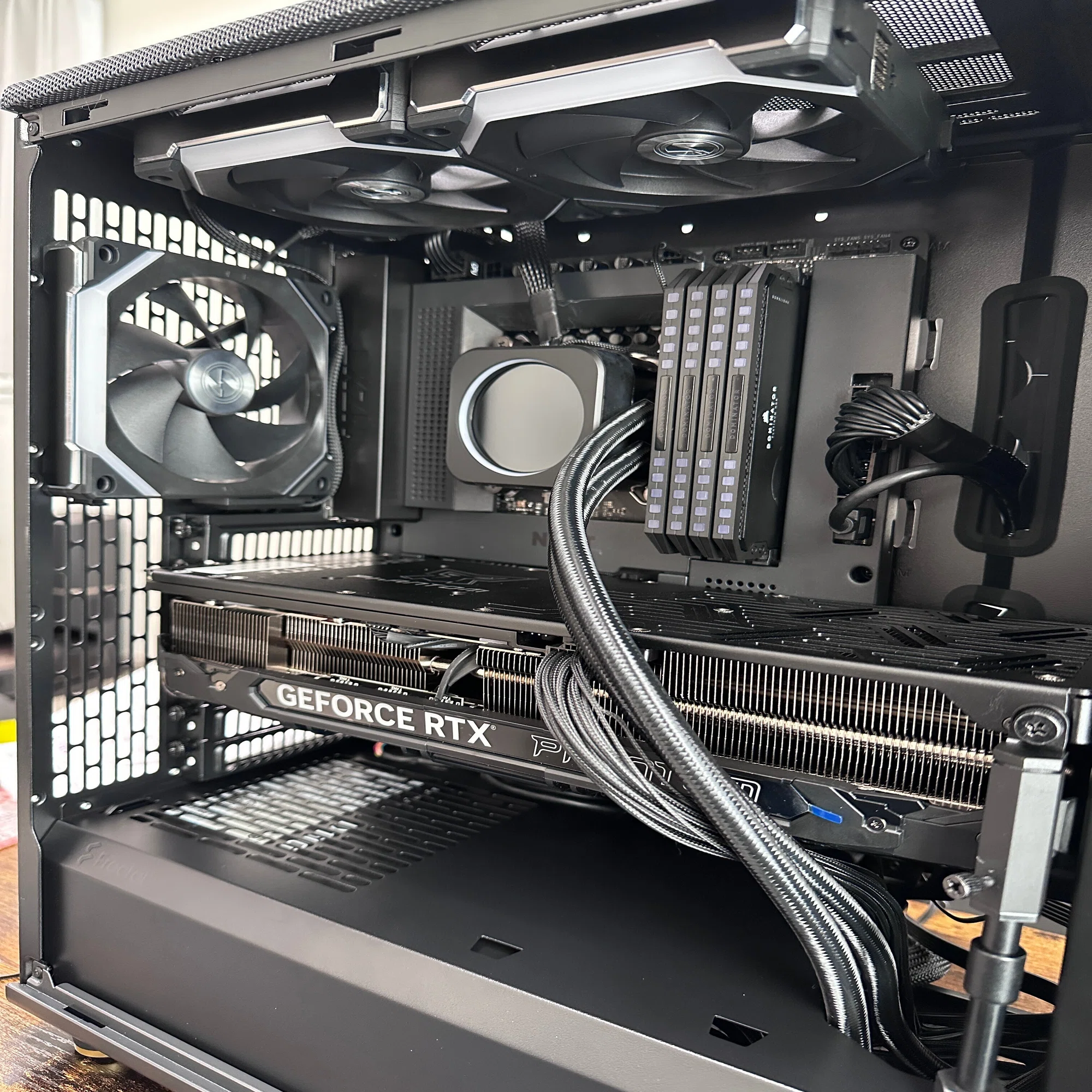 電球色でシックな大人自作PC-Fractal North-｜Dan