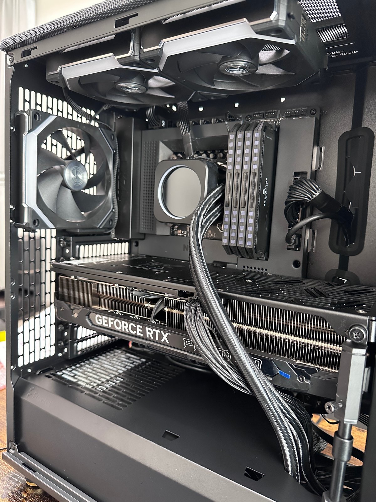 電球色でシックな大人自作PC-Fractal North-｜Dan 