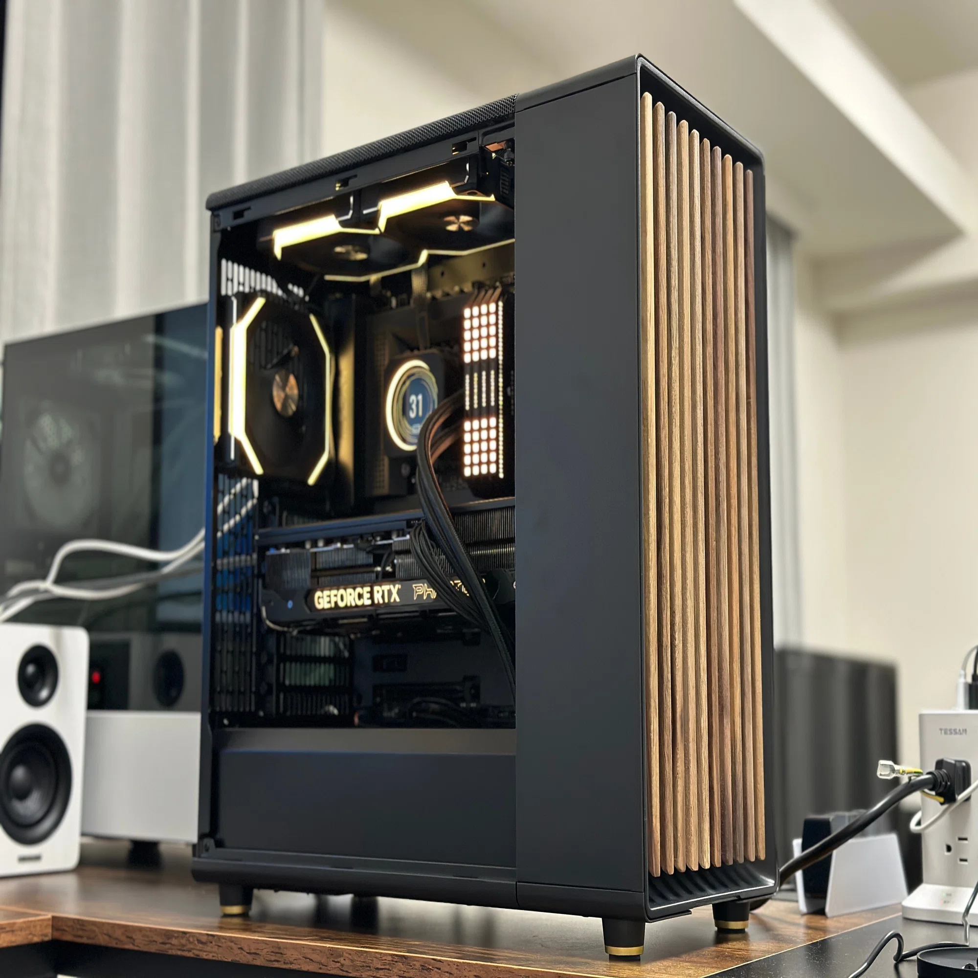 電球色でシックな大人自作PC-Fractal North-｜Dan