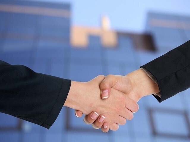 事業家集団環境で学ぶと決めたメンバーと握手をする師匠（ビジネスオーナー）のイメージ