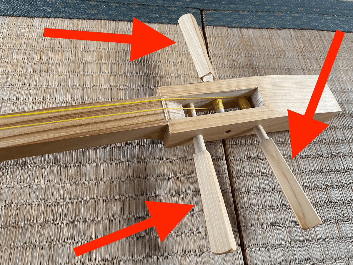 ゴッタン (箱三味線) の赤い紐、音緒の外し方｜夕茶@ゴッタン (箱三味線)