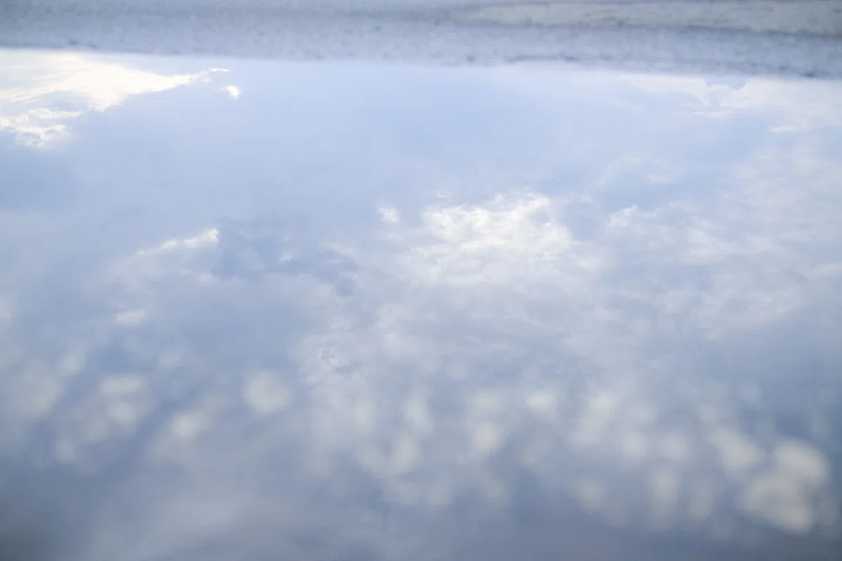 水たまりに映る空