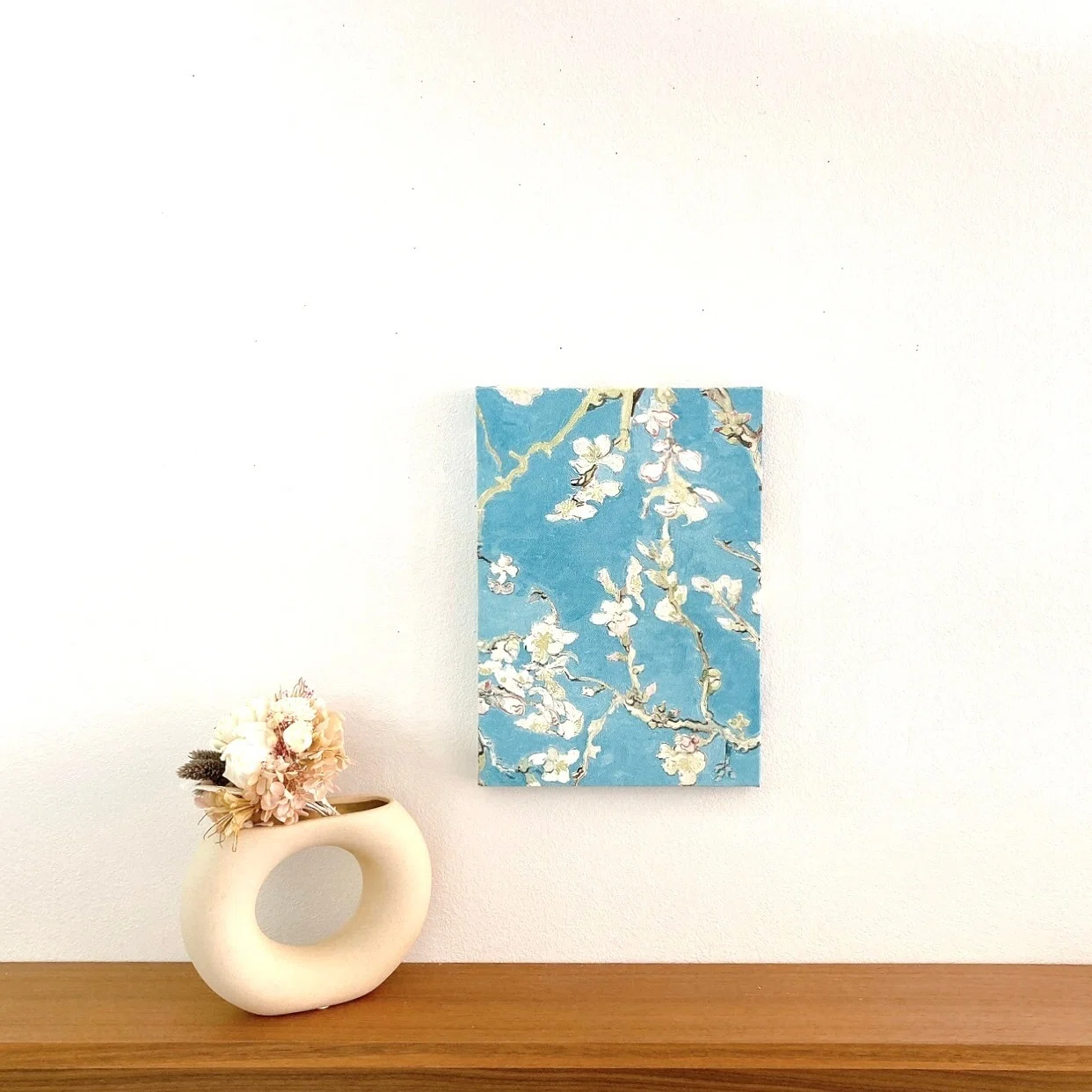ゴッホの「花咲くアーモンドの木の枝」の壁紙はアートパネルに ゴッホの「花咲くアーモンドの木の枝」の壁紙はアートパネルに