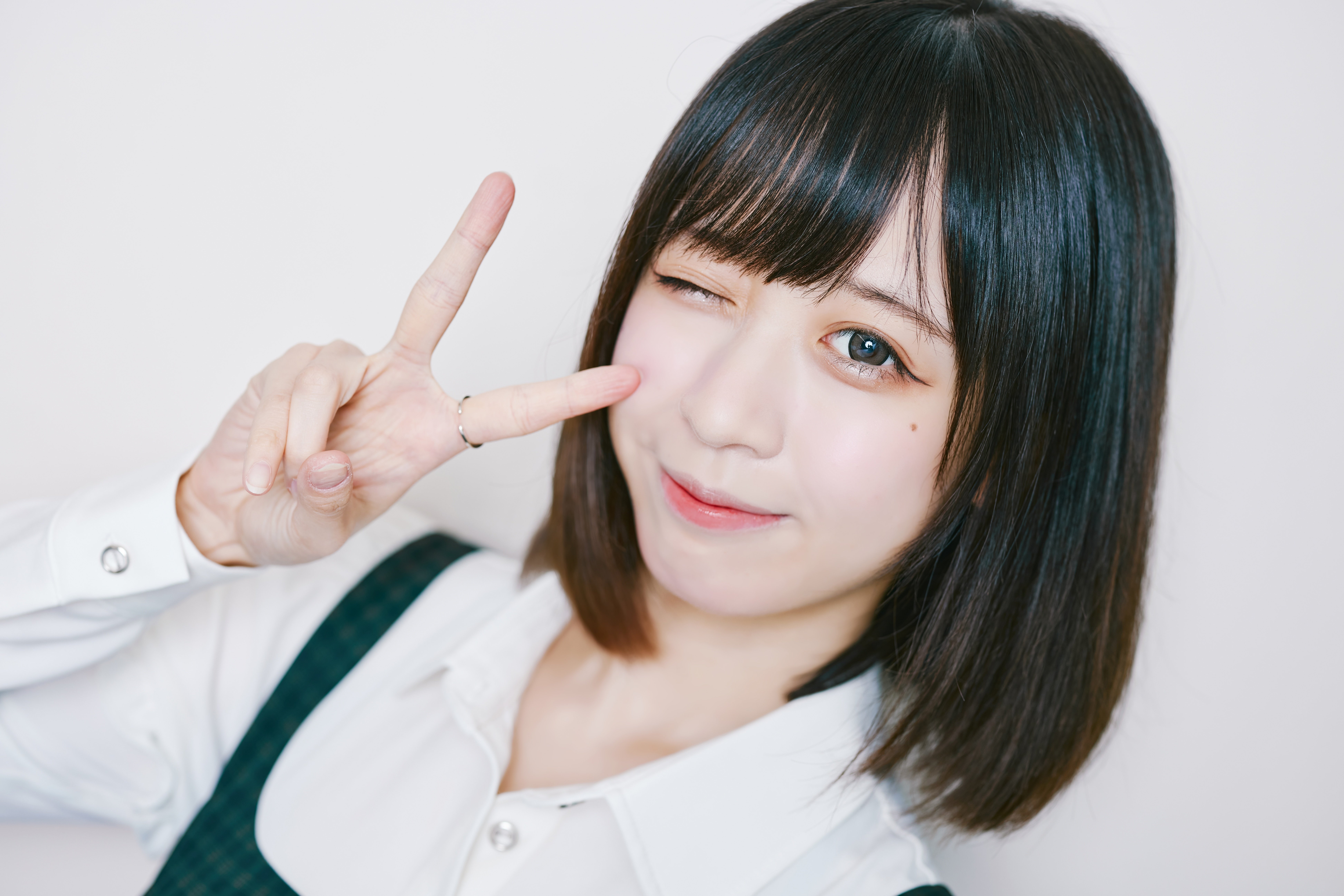 1st写真集がついに発売！ SNS総フォロワー410万人超えの上海出身