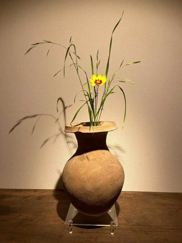 紀元前」の器と「今」を生きる花たち｜宇都宮秀男