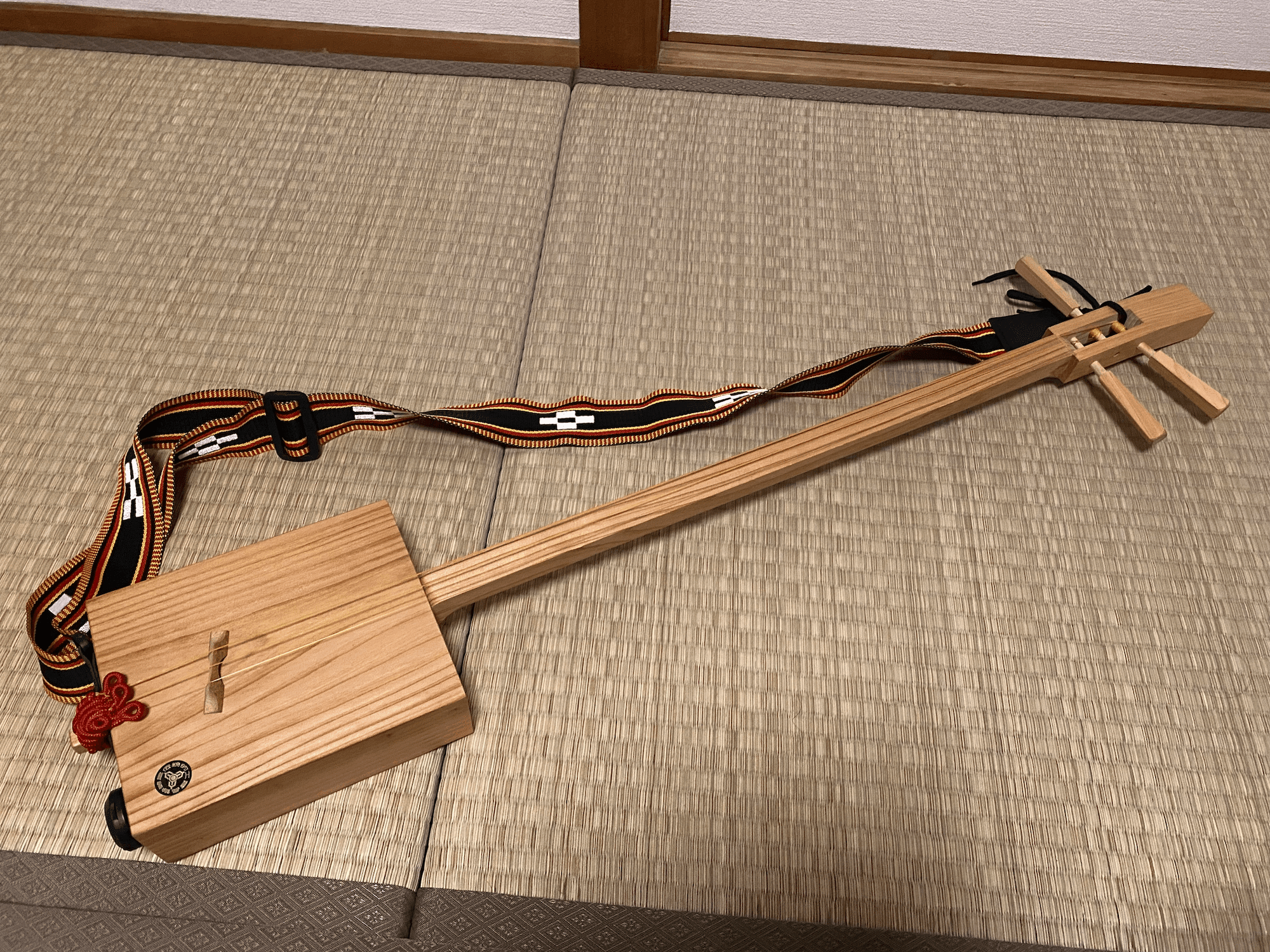 ゴッタン (箱三味線) にストラップを取り付けてみた|夕茶@ゴッタン ゴッタン (箱三味線) にストラップを取り付けてみた|夕茶@ゴッタン