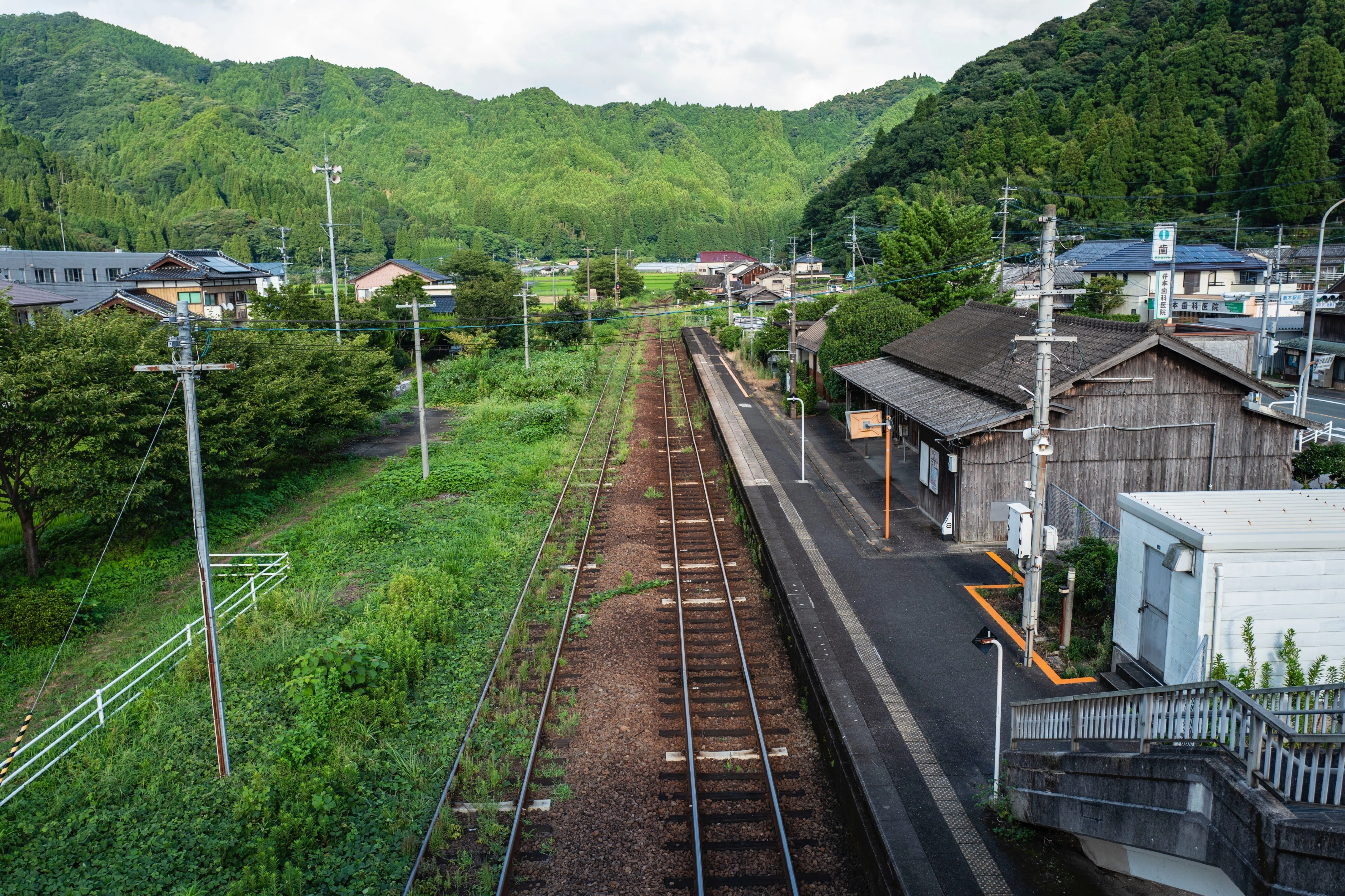 広く美しい海岸と、小さく美しい鉄道駅を探訪する〜佐賀県唐津市。｜風