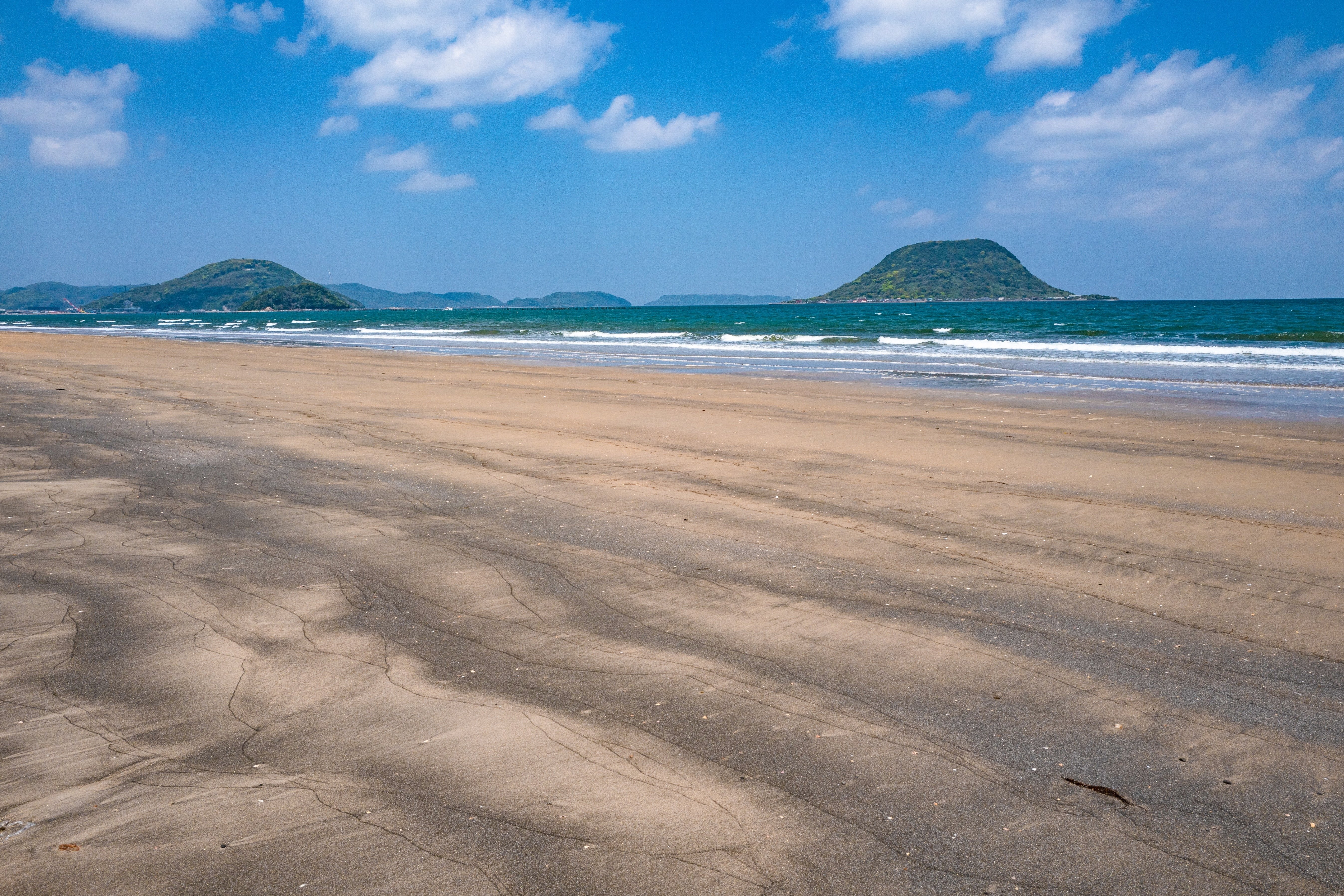 広く美しい海岸と、小さく美しい鉄道駅を探訪する〜佐賀県唐津市。｜風