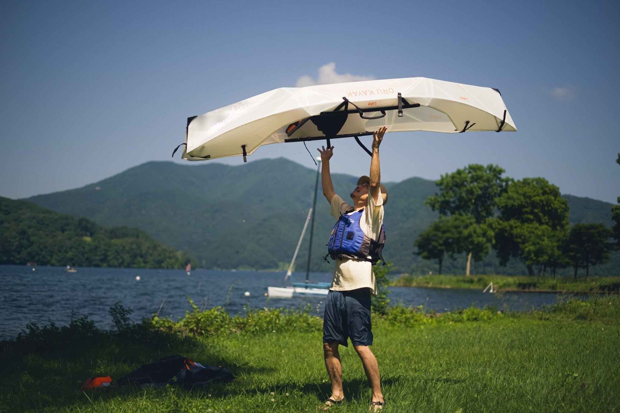 重量7.7kg！折りたたみ式の「オルカヤック」は、野尻湖を満喫する夏の