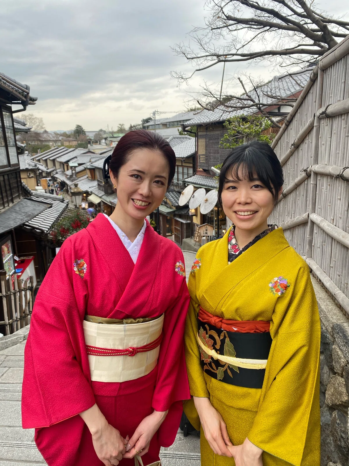 赤色の着物を着る花恵さん