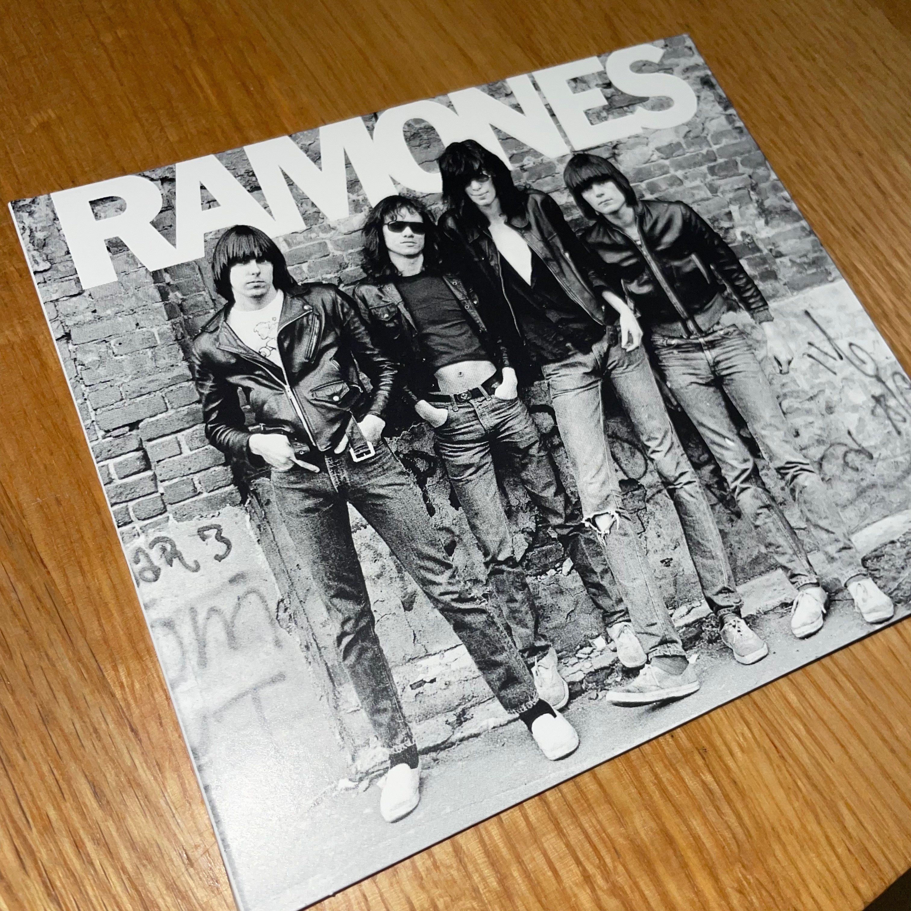 Ramones の『Ramones（ラモーンズの激情）』を聴いてみた編