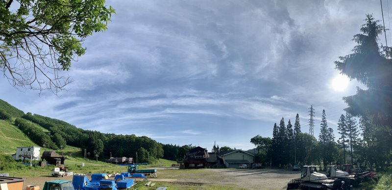 今朝… 起きて、ひとりの朝ヨガ、今日は天気もよく外にて。  家の前の空に、シューっと左から右に流れる感じで、あ、龍さんかなと思い。  この写真を撮りました。 (ワタシは、左右に流れる部分に気を取られw、そこしか見えてなく。でも、太陽も強くてキレイだったので、写真に収め)