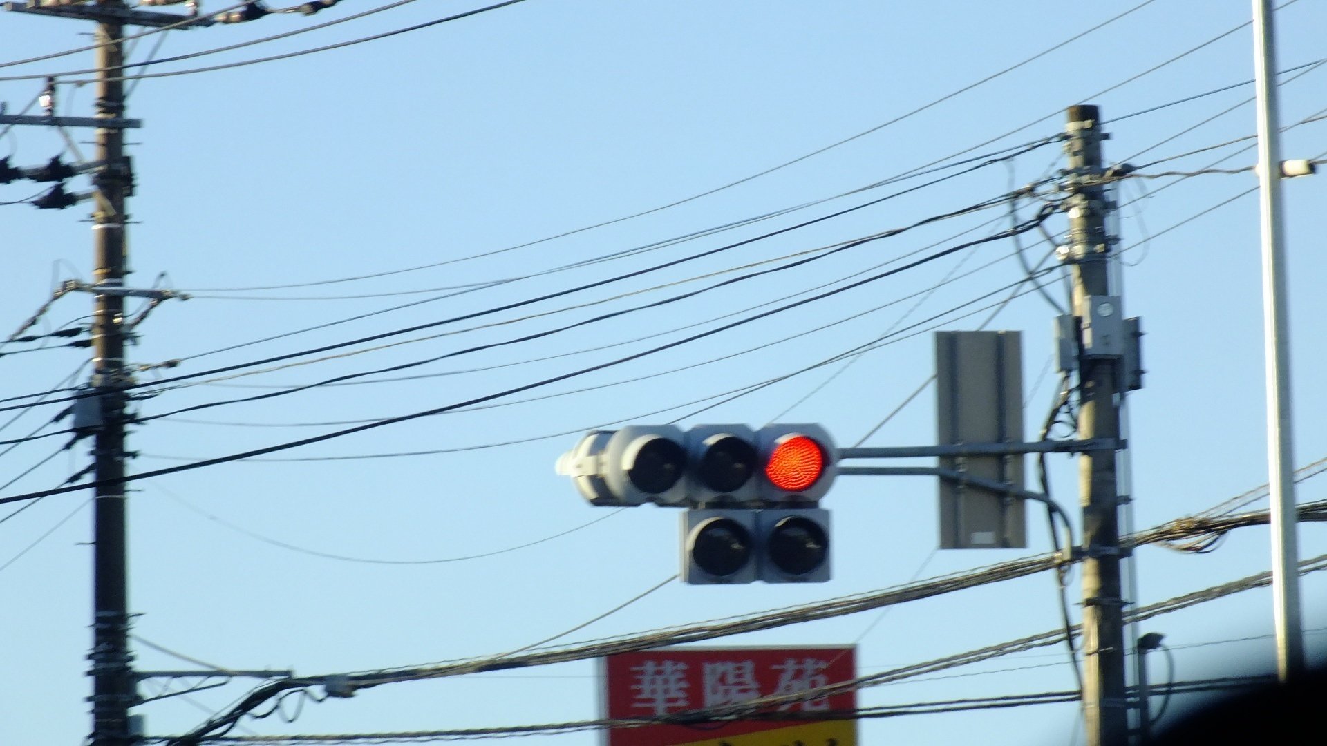 入間市高倉四丁目にある日信厚型LEDと京三VSD直進・右折矢印灯