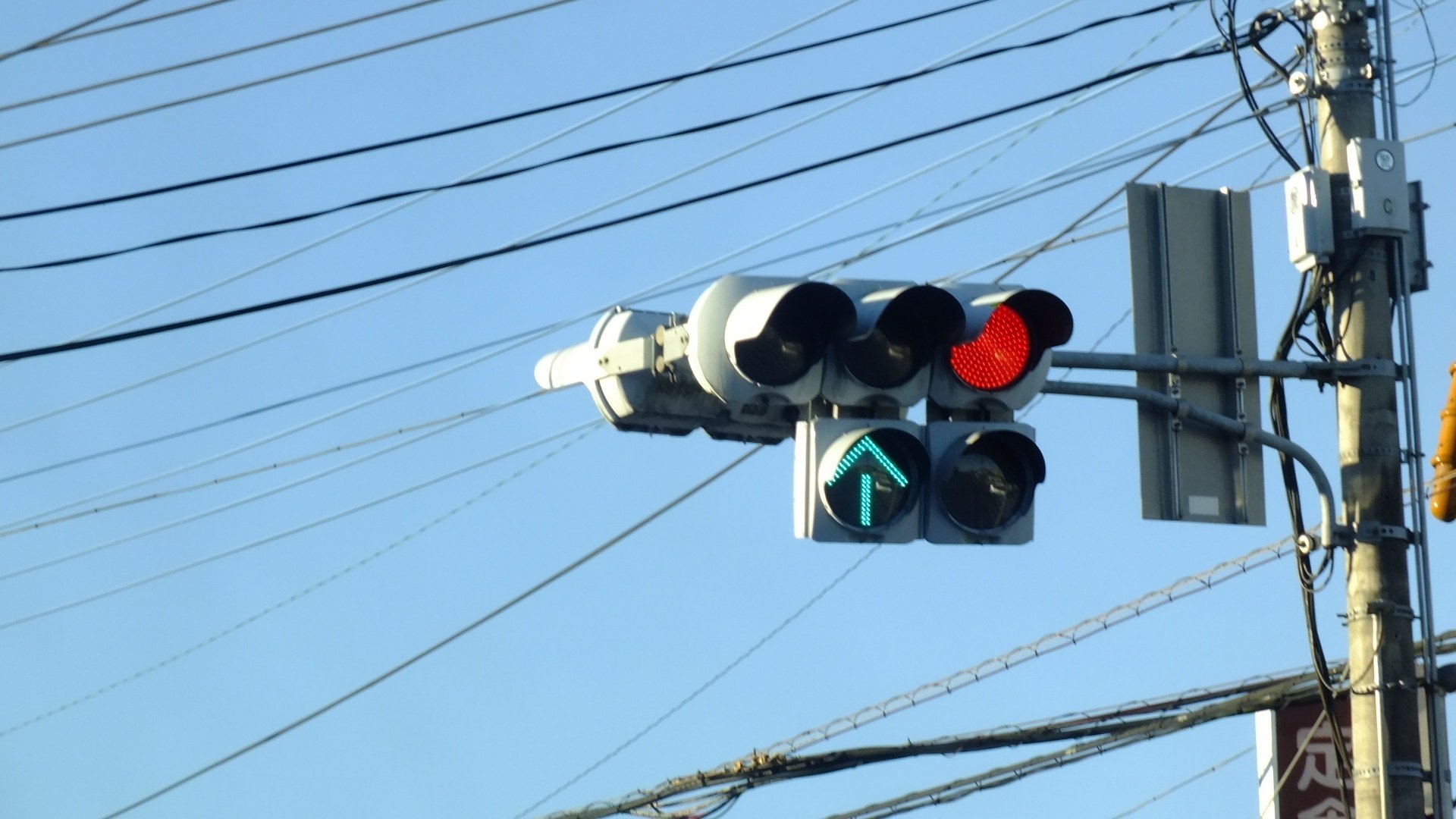 入間市高倉四丁目にある日信厚型LEDと京三VSD直進・右折矢印灯