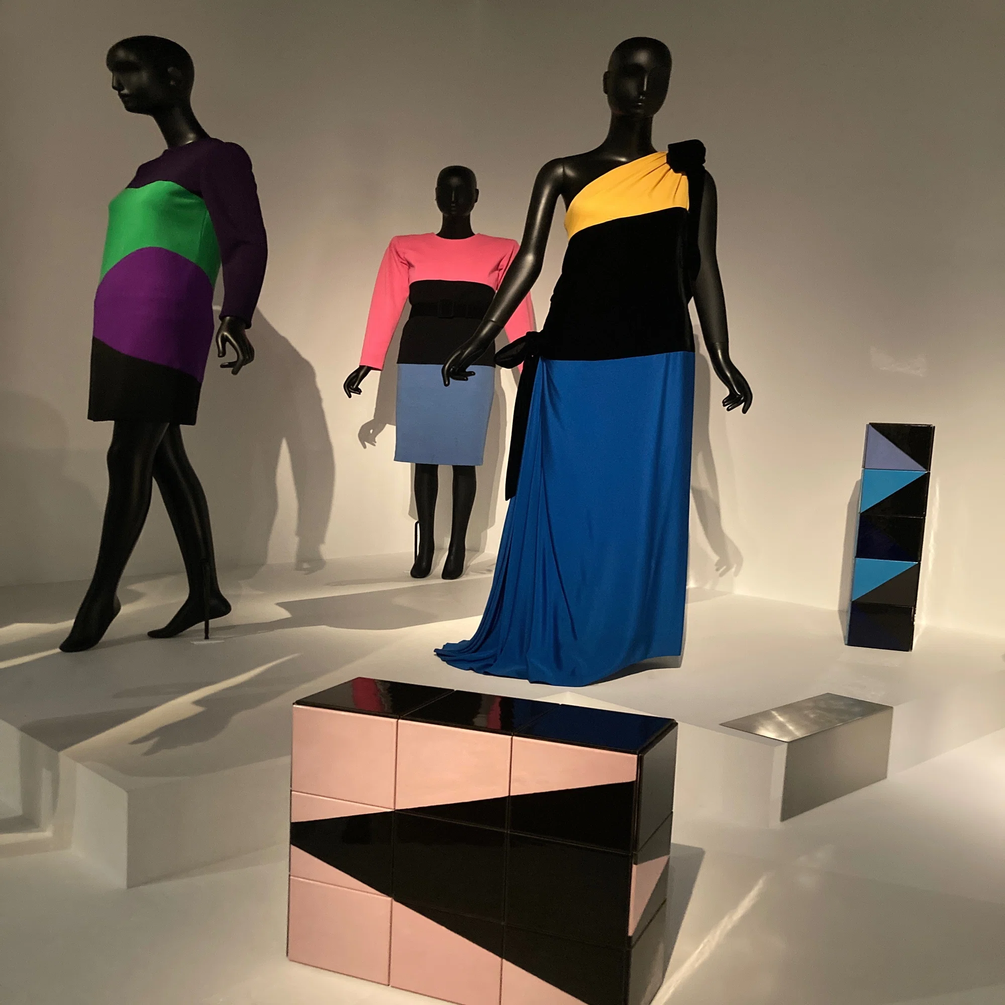 YVES SAINT LAURENT – SHAPES & FORMS: サンローラン美術館パリより 