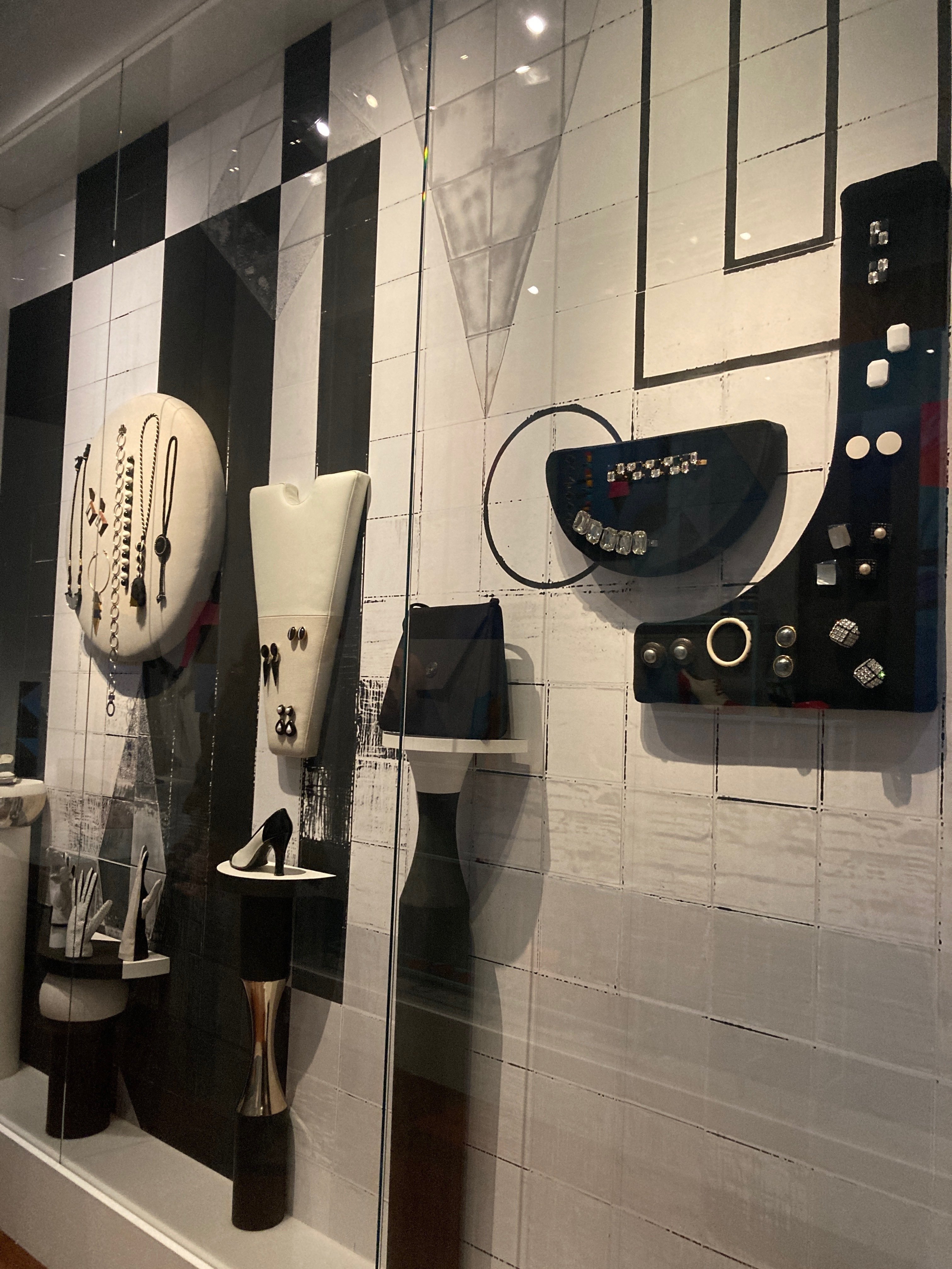 YVES SAINT LAURENT – SHAPES & FORMS: サンローラン美術館パリより