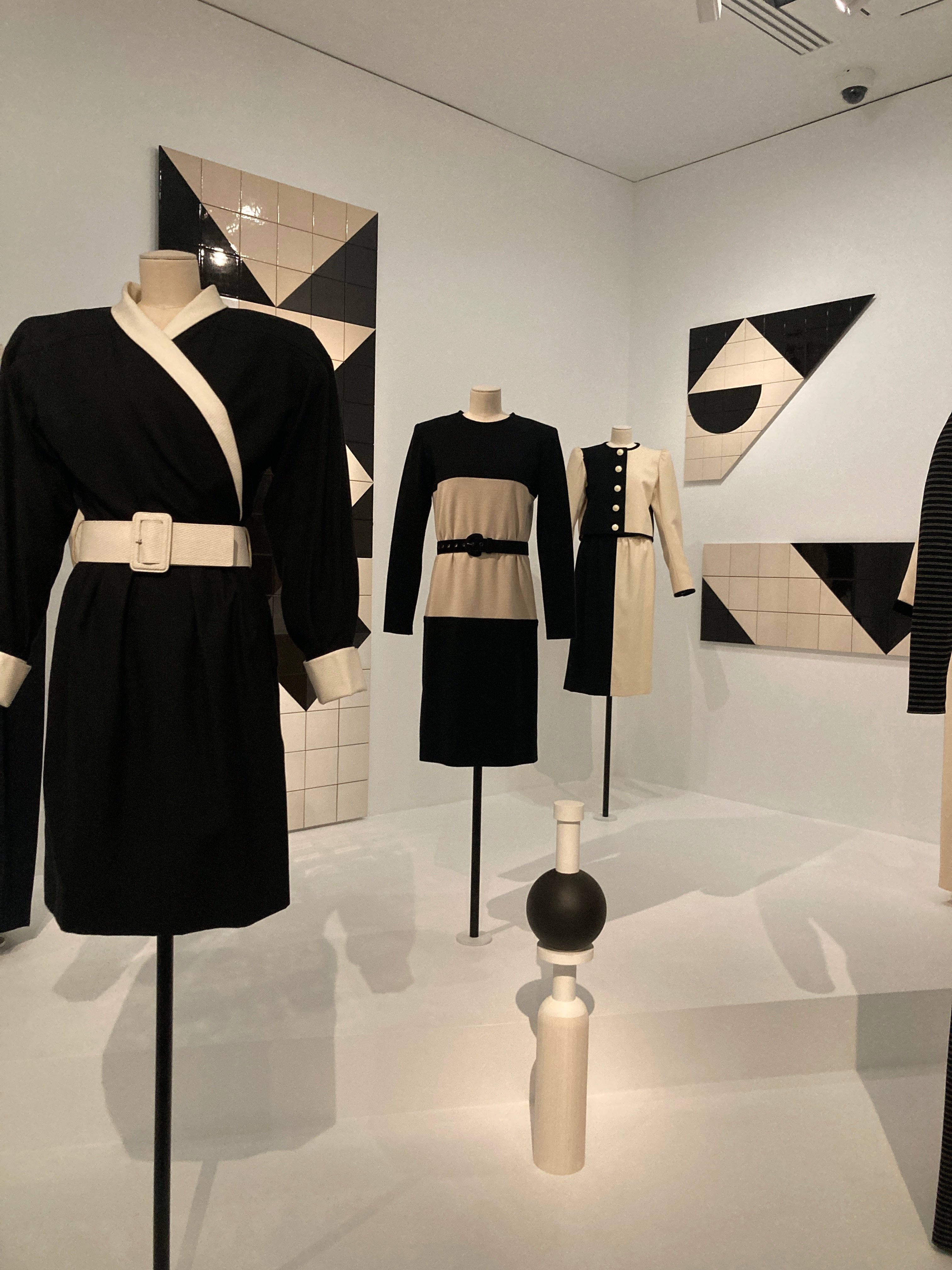 YVES SAINT LAURENT – SHAPES & FORMS: サンローラン美術館パリより