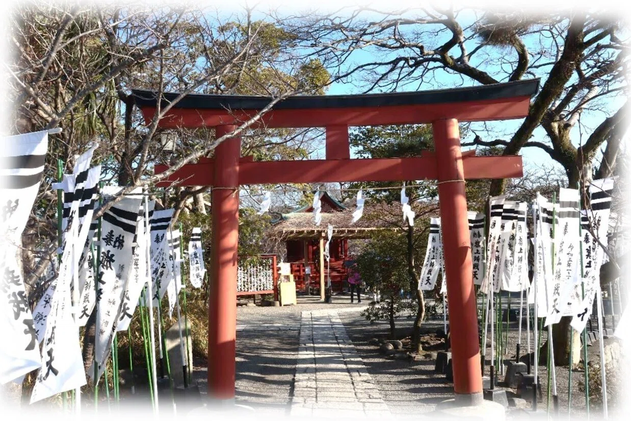 鶴岡八幡宮境内社 「旗上辨戝天社」｜wabi・sabi