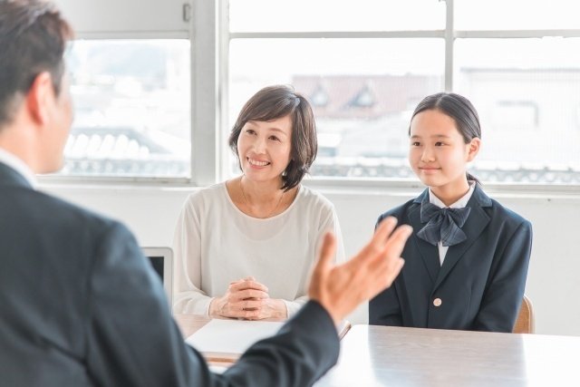 奨学金の説明を受ける親子