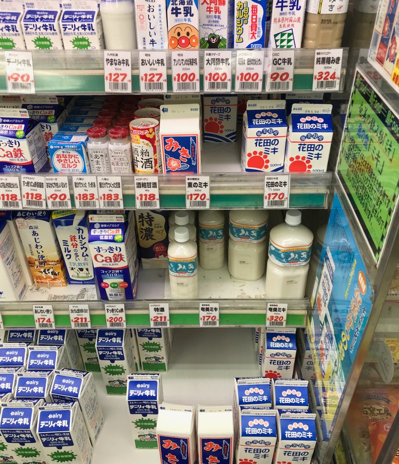 スーパーマーケットの飲料の棚。牛乳やみきが並んでいる。