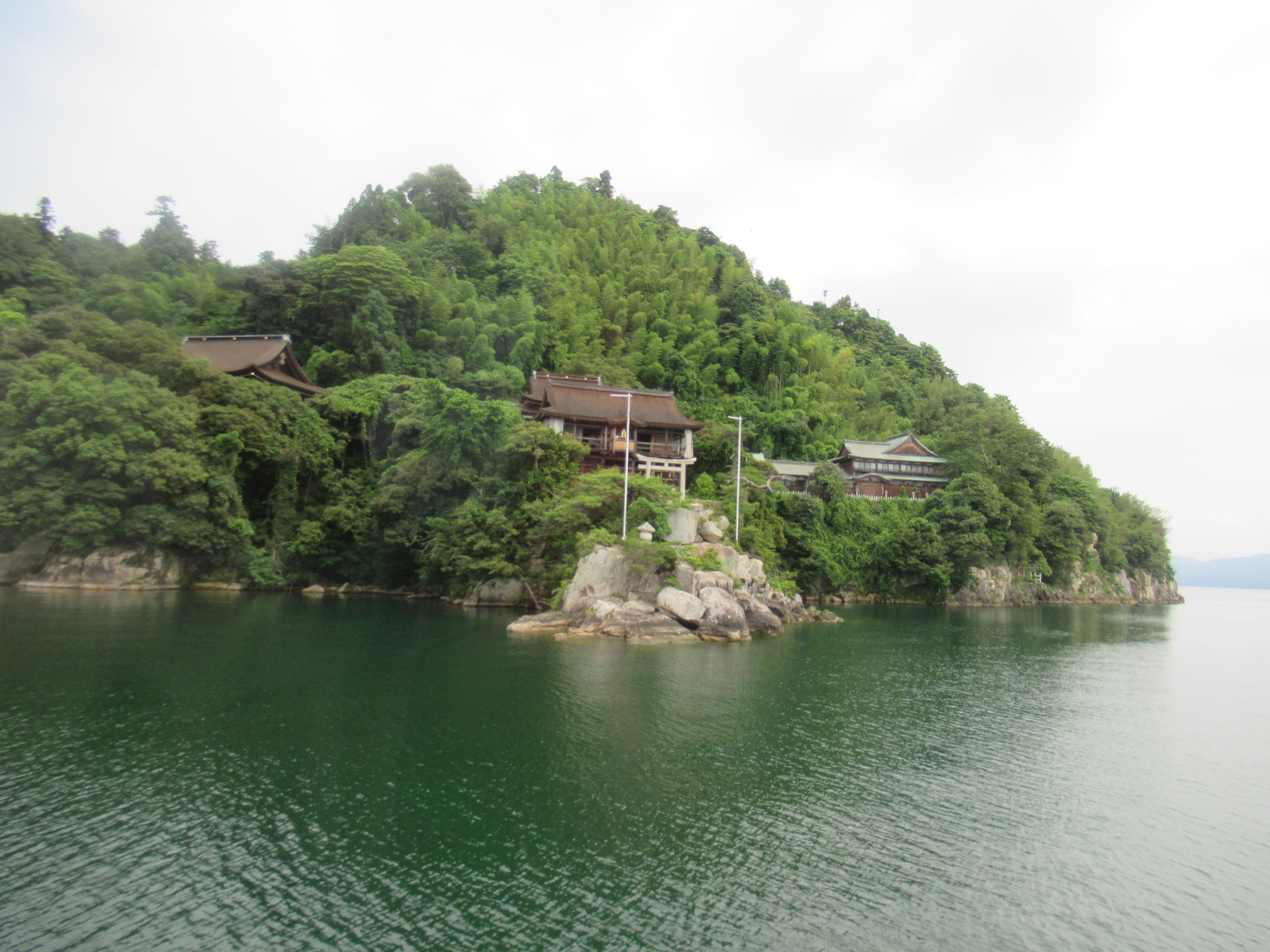 竹生島・琵琶湖に守られた祈りの島｜さりー